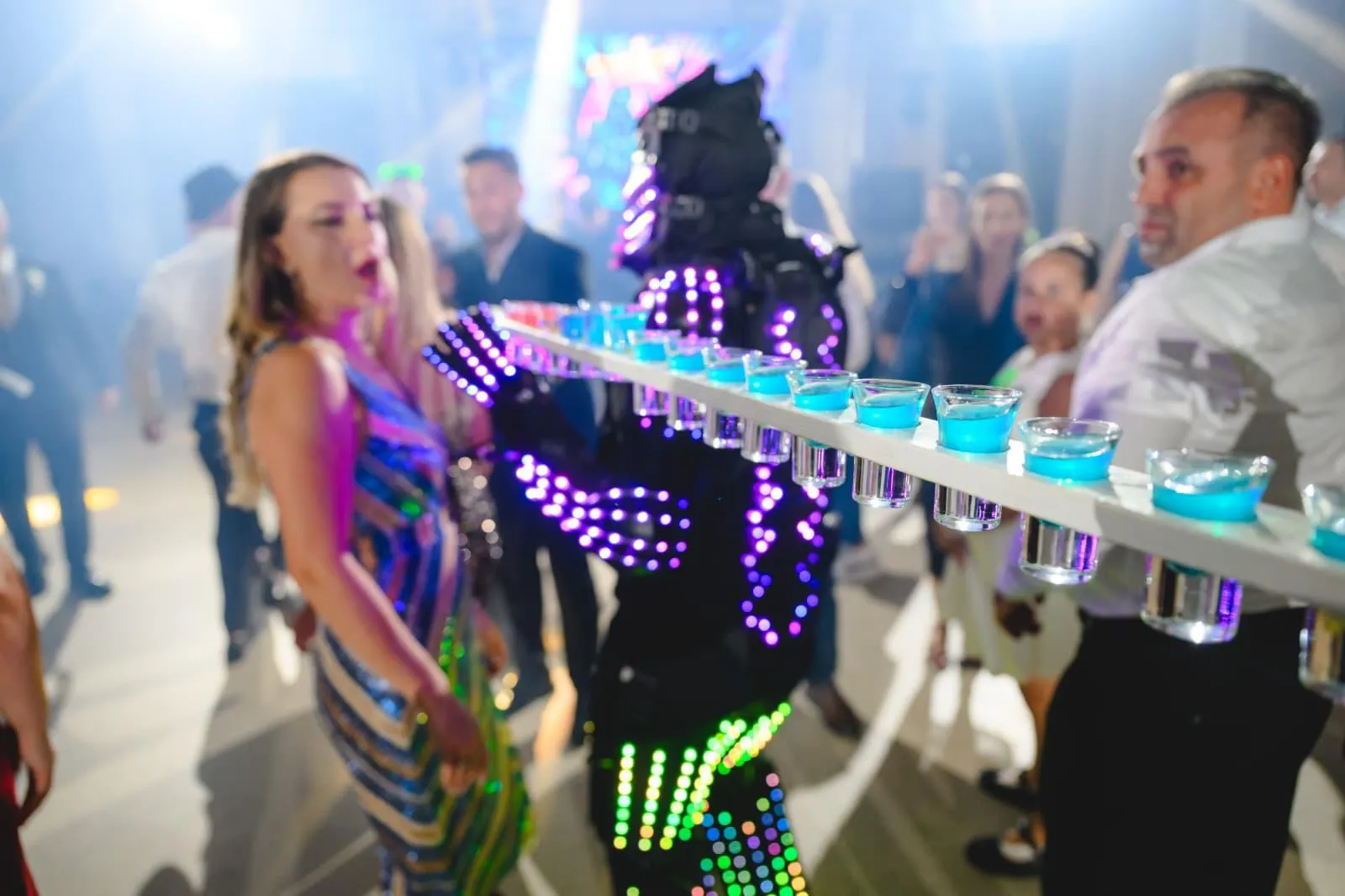 LED Robot cu shoturi pe ringul de dans