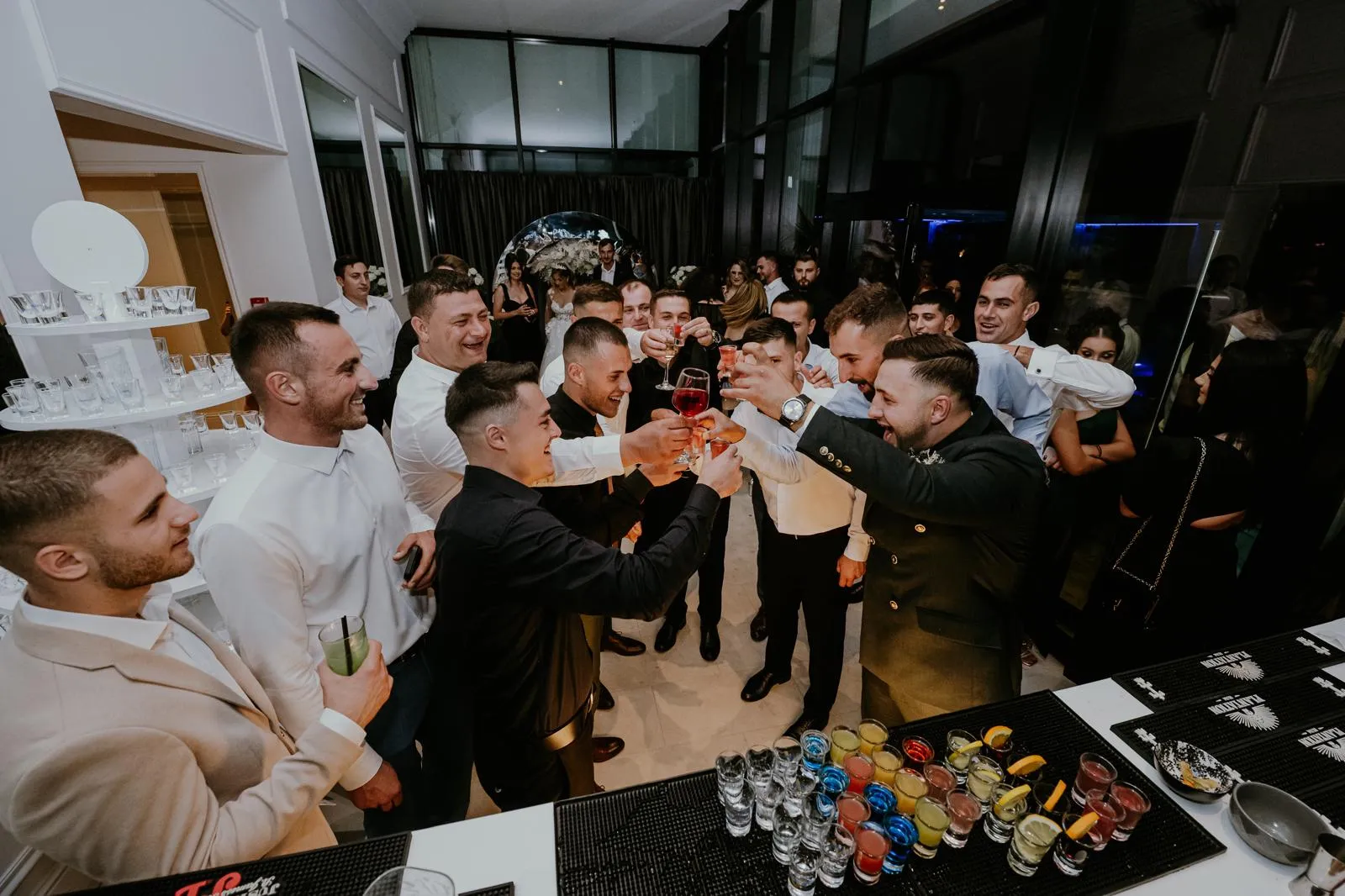Invitati facand toast la bar