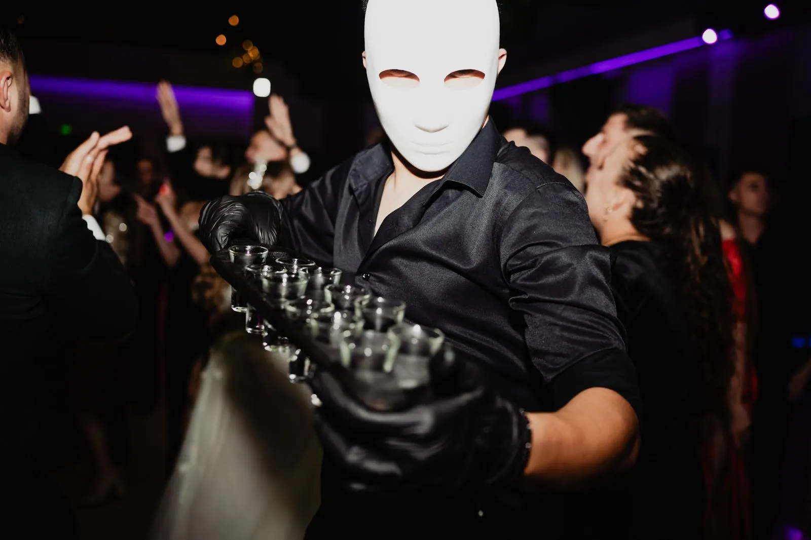 Bartender mascat cu paleta de shoturi