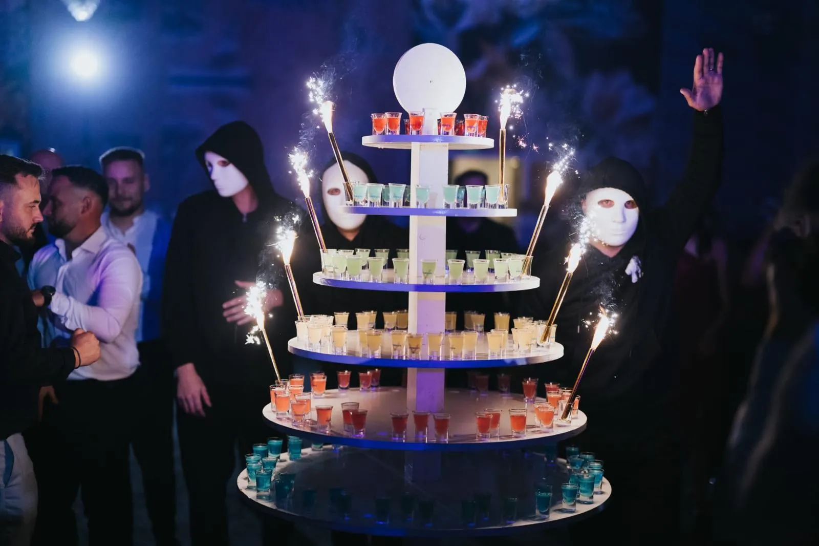 Shots tower cu bartenderi mascati